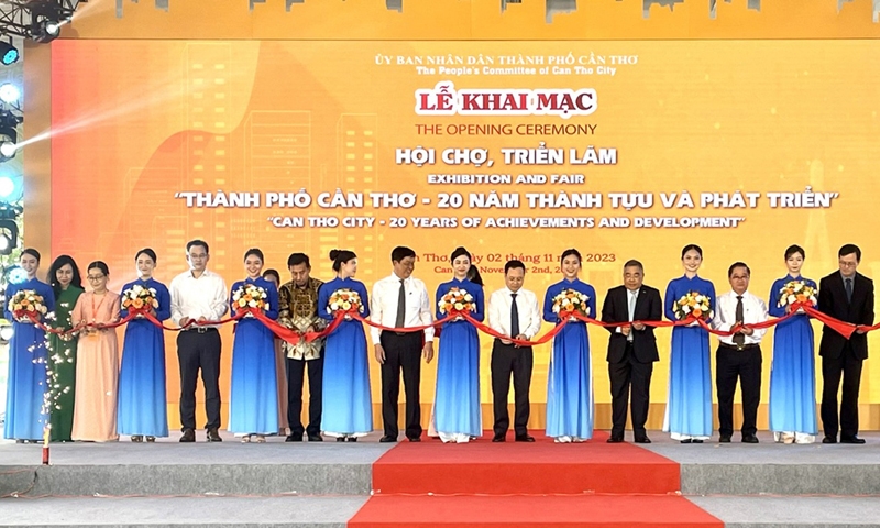 Khai mạc Hội chợ, triển lãm “Thành phố Cần Thơ - 20 năm thành tựu và phát triển”