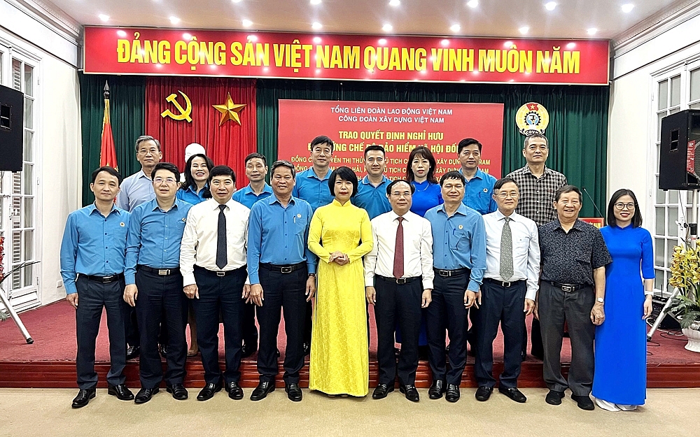 Ba lãnh đạo Công đoàn Xây dựng Việt Nam chính thức nhận Quyết định nghỉ chế độ