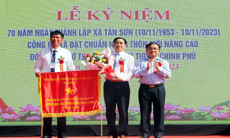 Đô Lương (Nghệ An): Xã Tân Sơn đón Bằng công nhận xã đạt chuẩn nông thôn mới nâng cao và Cờ thi đua của Thủ tướng Chính phủ