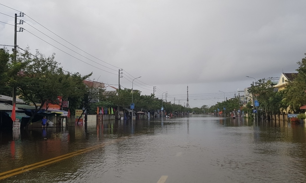 Thừa Thiên – Huế: Nước lũ bủa vây, nhiều nhà dân chìm trong biển nước