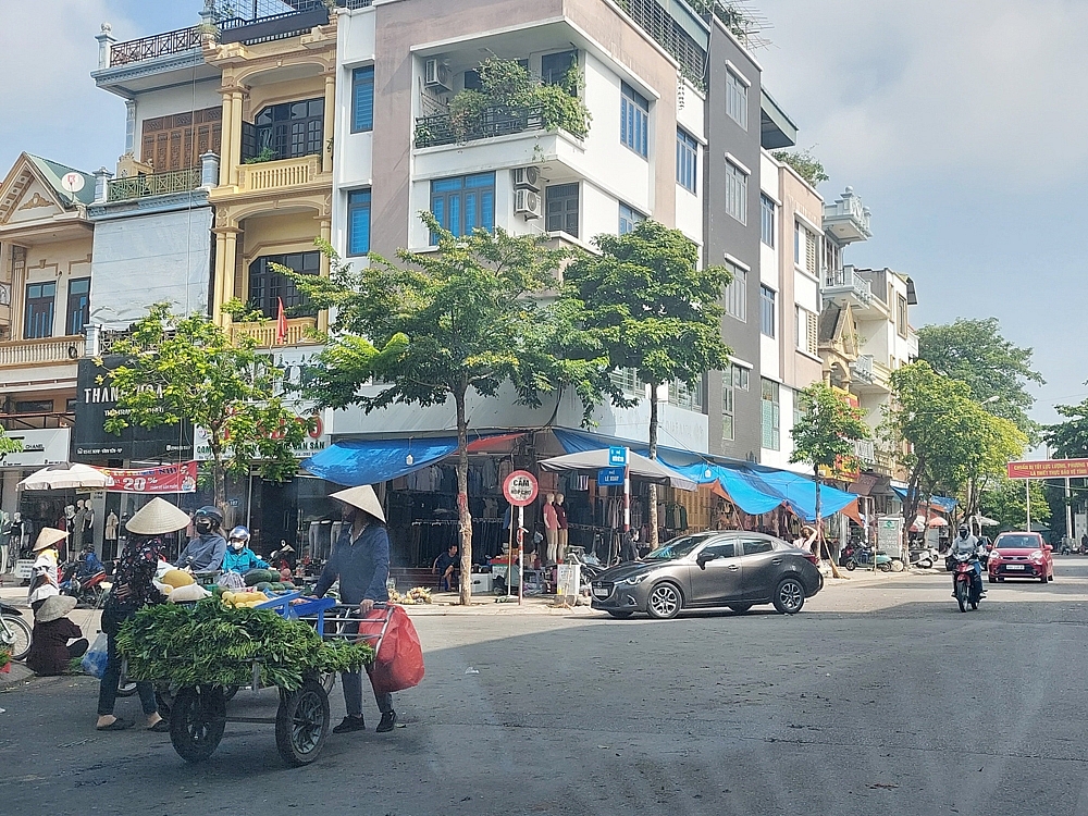 Vĩnh Yên (Vĩnh Phúc): Người dân ngang nhiên lấn chiếm vỉa hè, lòng đường để kinh doanh