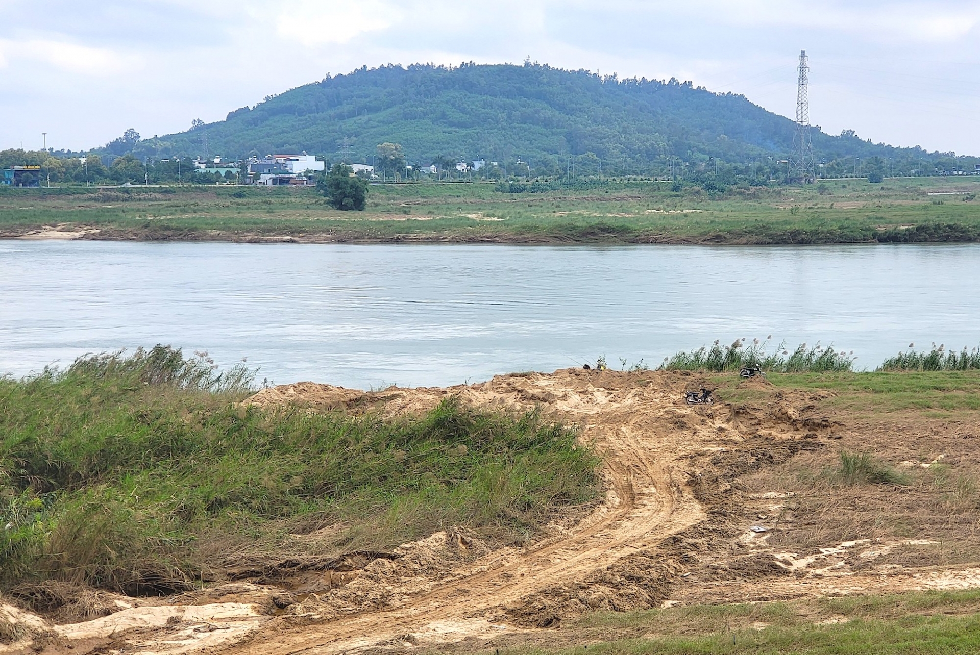 Thành phố Quảng Ngãi: Tăng cường kiểm tra và xử lý tình trạng khai thác cát trái phép dọc sông Trà Khúc