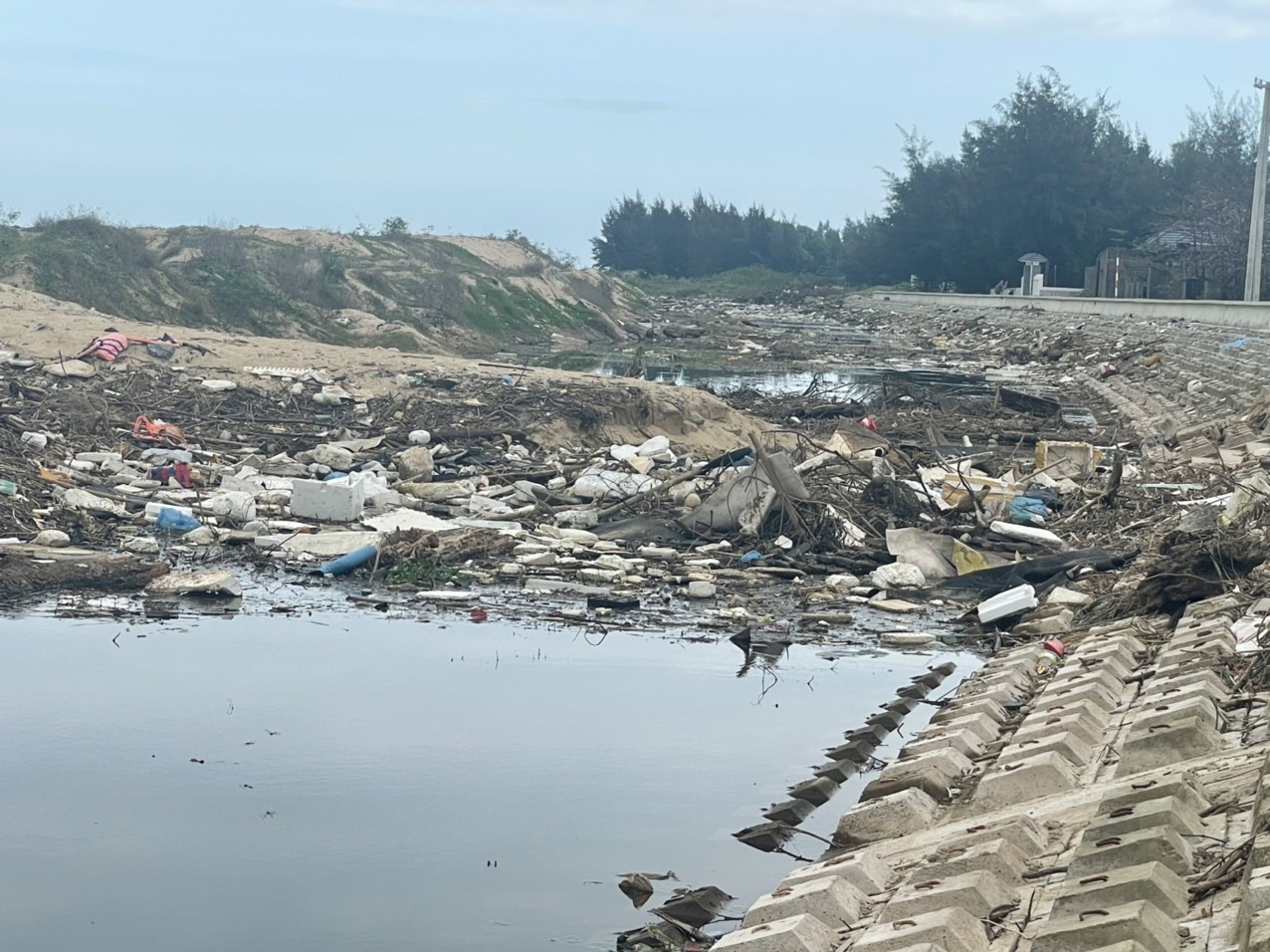 Bố Trạch (Quảng Bình): Rác thải ùn ứ sau khi dự án kè chắn sóng biển hoàn thành