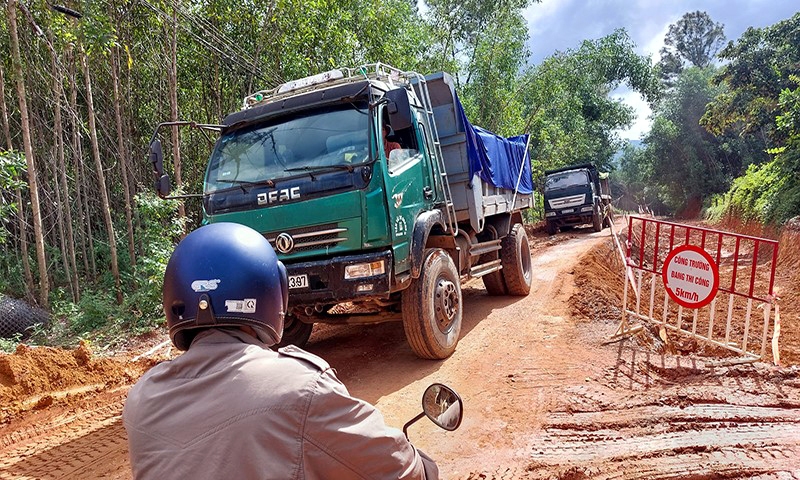 Xe chở đất từ mỏ Đại Sơn, Núi Thành (Quảng Nam) nối đuôi nhau trên đường liên thôn gây bức xúc