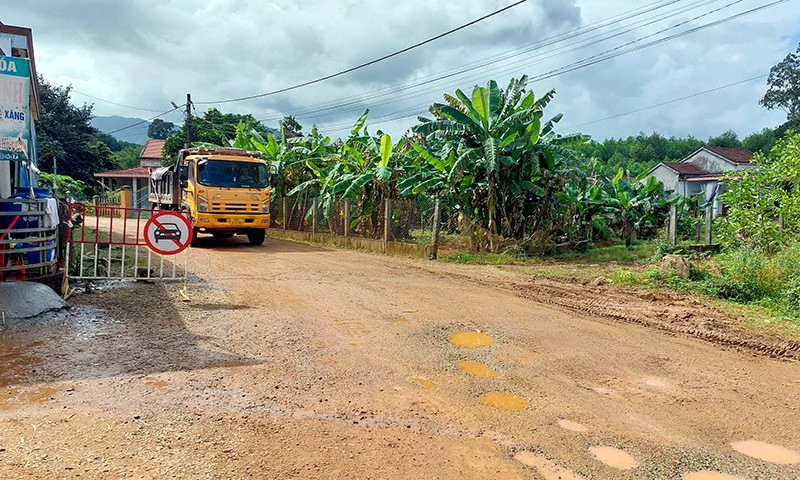 Xe chở đất từ mỏ Đại Sơn, Núi Thành (Quảng Nam) nối đuôi nhau trên đường liên thôn gây bức xúc