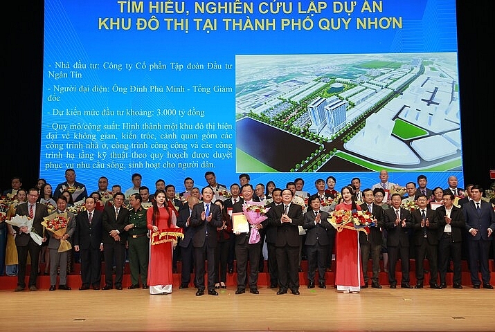 Phó Thủ tướng Chính phủ Lê Minh Khái trao Quyết định phê duyệt Quy hoạch tỉnh Bình Định