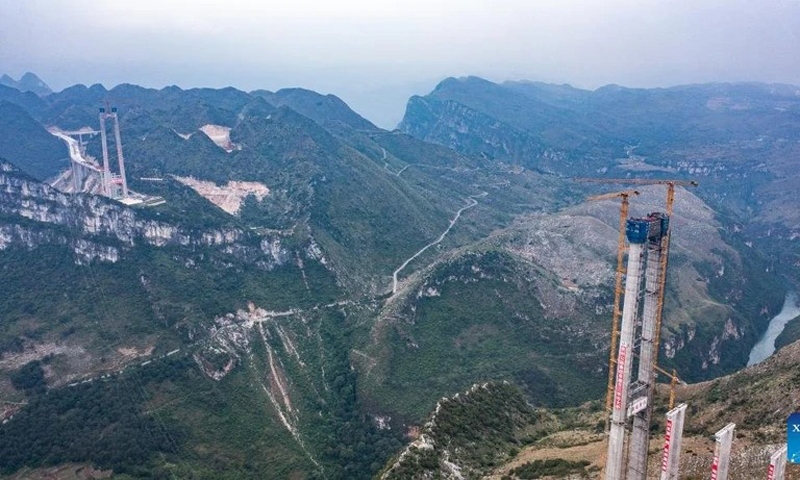 Trung Quốc xây cây cầu cao nhất thế giới ở hẻm núi sâu tỉnh Quý Châu