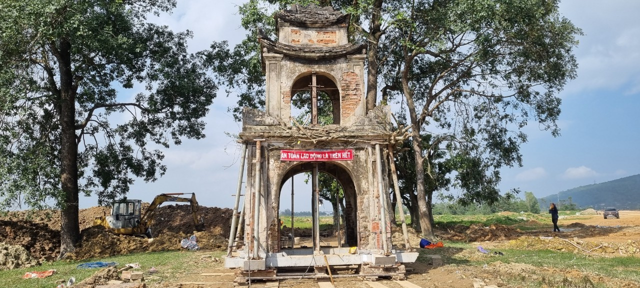 Hồng Lĩnh (Hà Tĩnh): Di dời cổng đền 200 trăm tuổi phục vụ thi công dự án đường vành đai