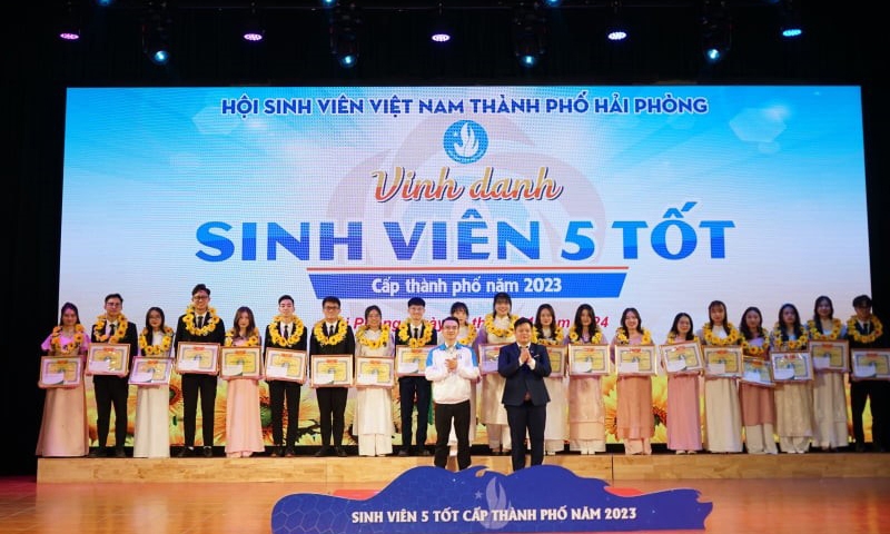 Câu lạc bộ Doanh nhân trẻ 1983 Hải Phòng trao học bổng cho “Sinh viên 5 tốt”