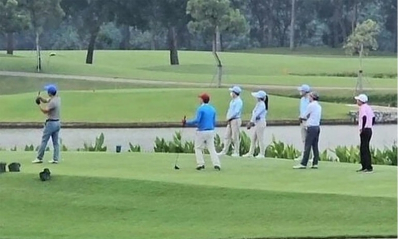 Lãnh đạo bỏ nhiệm sở đi chơi golf và kỷ luật nêu gương