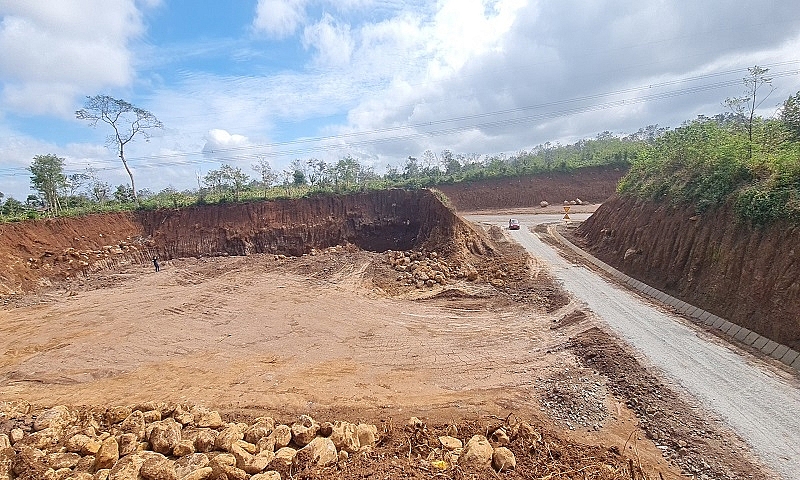 Đắk Lắk vụ hàng ngàn m3 khối đất “lậu” san lấp đường tránh Đông: Chủ tịch xã nói chưa xác định được người múc đất