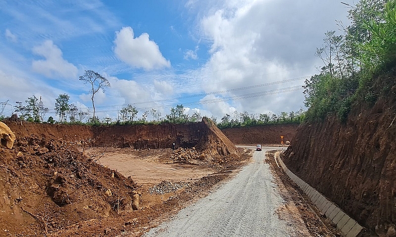 Đắk Lắk vụ hàng ngàn m3 khối đất “lậu” san lấp đường tránh Đông: Chủ tịch xã nói chưa xác định được người múc đất