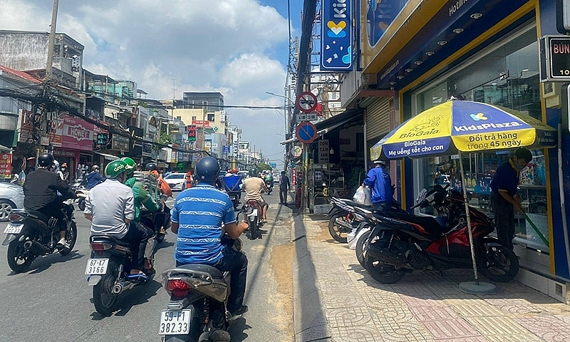 Thành phố Hồ Chí Minh yêu cầu đẩy nhanh tiến độ thu phí lòng đường, vỉa hè