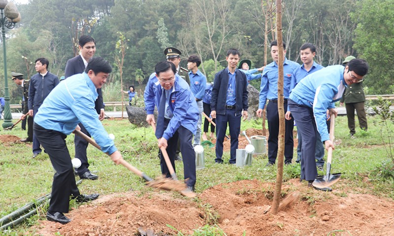 Chủ tịch Quốc hội Vương Đình Huệ dự Lễ phát động Tết trồng cây “Đời đời nhớ ơn Bác Hồ” tại Nghệ An