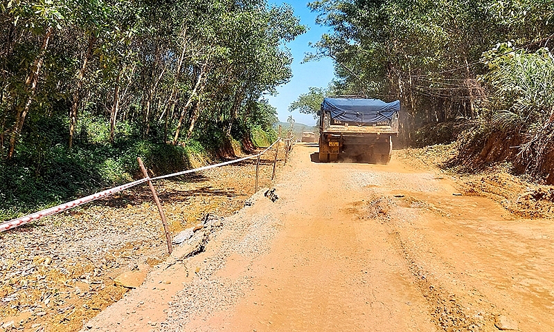 Hàng chục xe tải nối đuôi từ mỏ đất Đại Sơn khiến người dân bức xúc, xe qua cân nhưng không cân tải trọng