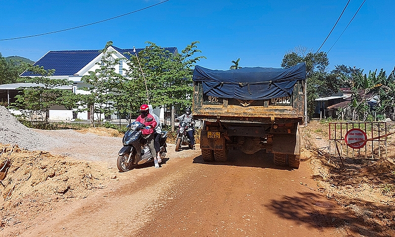 Hàng chục xe tải nối đuôi từ mỏ đất Đại Sơn khiến người dân bức xúc, xe qua cân nhưng không cân tải trọng