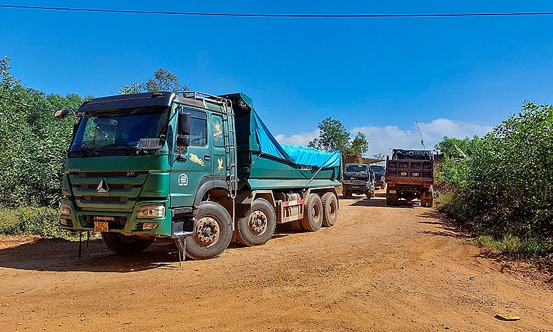 Hàng chục xe tải nối đuôi từ mỏ đất Đại Sơn khiến người dân bức xúc, xe qua cân nhưng không cân tải trọng