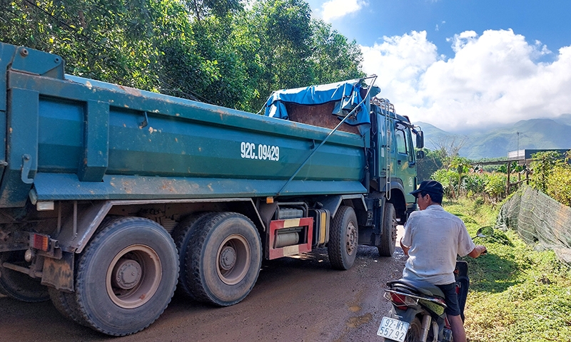 Quảng Nam: Đề nghị huyện Núi Thành kiểm tra việc vận chuyển đất san lấp của Công ty Đại Sơn sau phản ánh của Báo điện tử Xây dựng