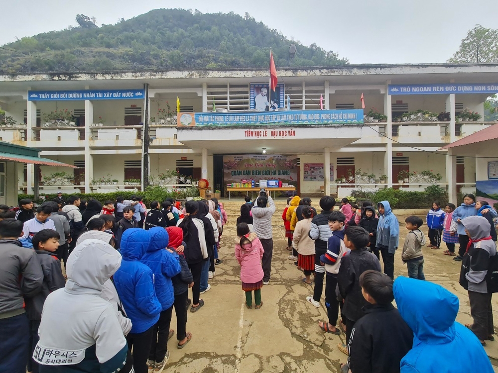 Đoàn Thanh niên Bộ Xây dựng trao tặng quà xuân cho học sinh vùng cao Hà Giang