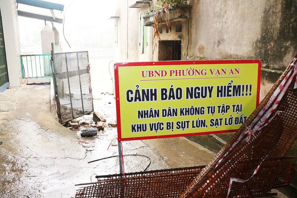 Bắc Ninh: Công bố tình trạng khẩn và di dời các hộ dân đến nơi an toàn sau sự cố ngôi nhà bị nhấn chìm ở sông Cầu