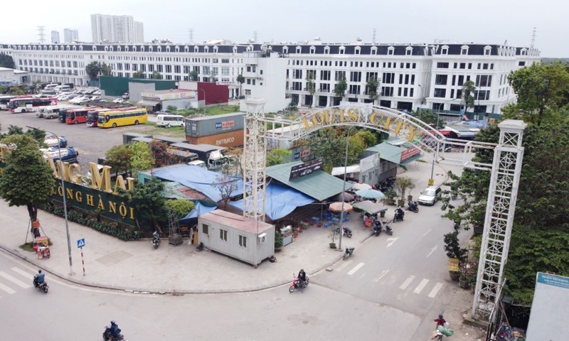 Louis City Hoàng Mai: Vỉa hè sụt lún, dân tố Chủ đầu tư “chây ì” đóng tiền sử dụng đất