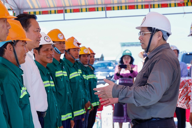 Thủ tướng viếng Nghĩa trang liệt sỹ Phú Quốc và kiểm tra công trường xây dựng tượng đài Chủ tịch Hồ Chí Minh