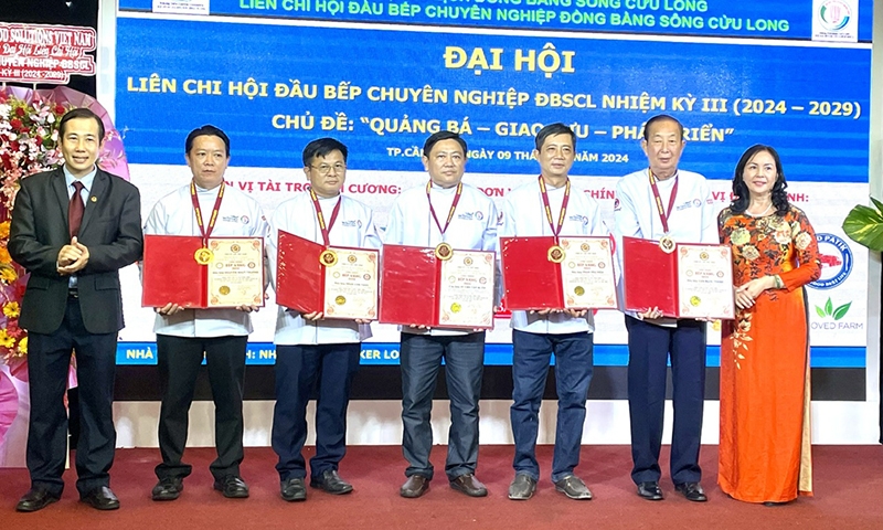 Vinh danh “Bếp vàng” cho 5 đầu bếp cống hiến trên 20 năm tuổi nghề tại Đồng bằng sông Cửu Long