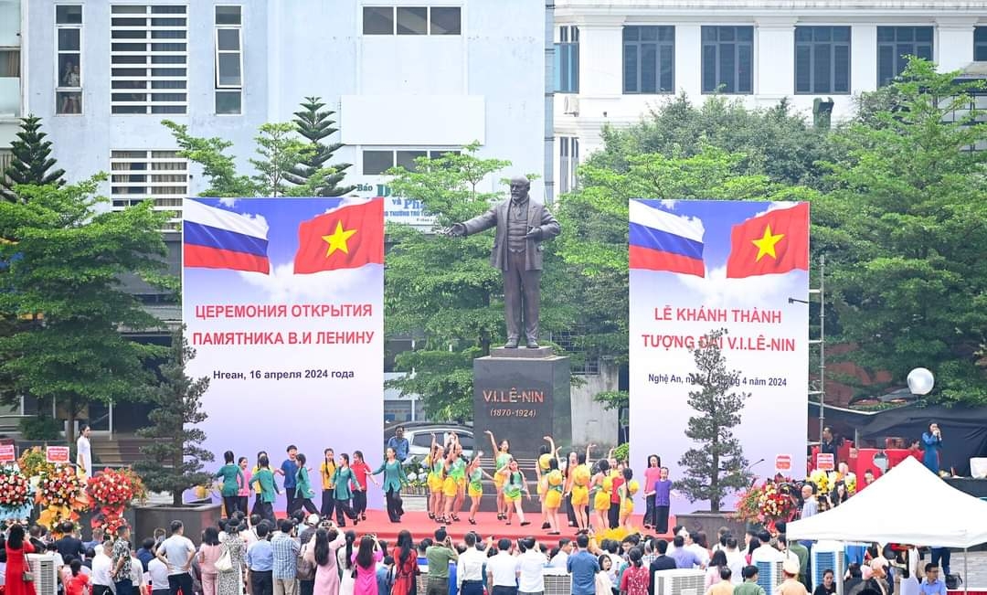 Thành phố Vinh: Khánh thành tượng V.I.Lê-nin