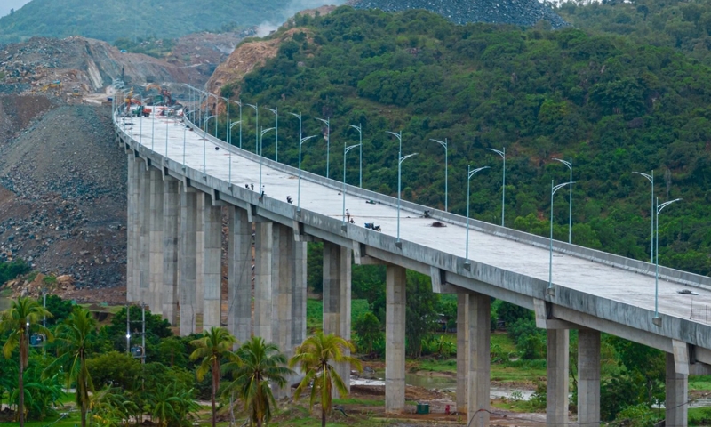 “Vượt nắng, thắng mưa” đưa cao tốc Cam Lâm - Vĩnh Hảo về đích