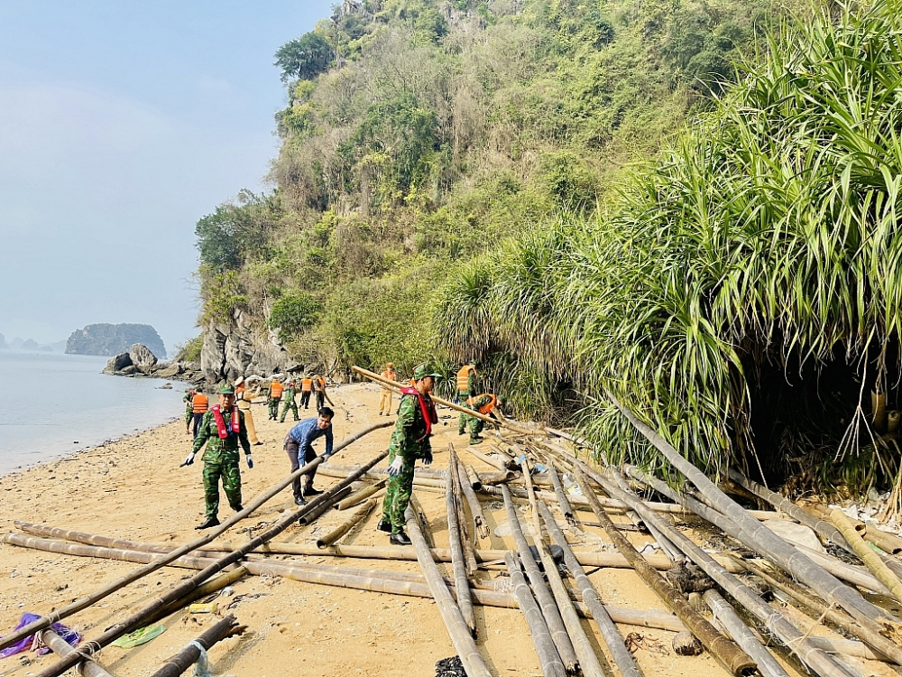 Quảng Ninh: Nỗ lực thu gom rác trôi nổi trên vịnh Hạ Long