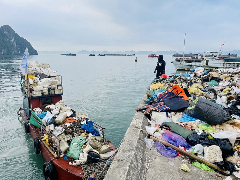 Quảng Ninh: Nỗ lực thu gom rác trôi nổi trên vịnh Hạ Long