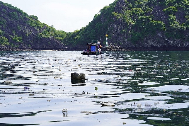 Quảng Ninh: Nỗ lực thu gom rác trôi nổi trên vịnh Hạ Long