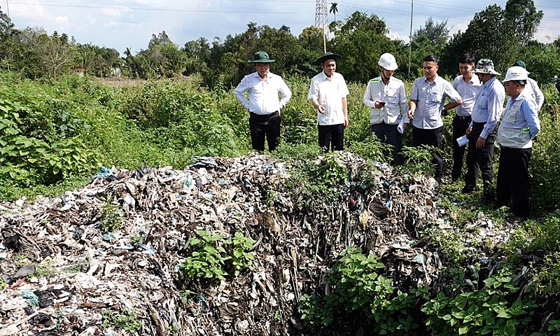 Cần Thơ: Vẫn chưa có kế hoạch di dời bãi rác chắn ngang đường cao tốc