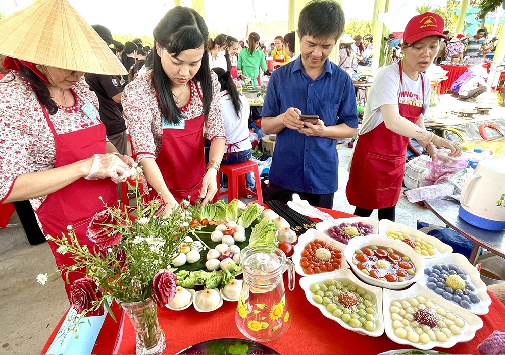 Về sông nước miệt vườn Vĩnh Long thưởng thức bánh dân gian