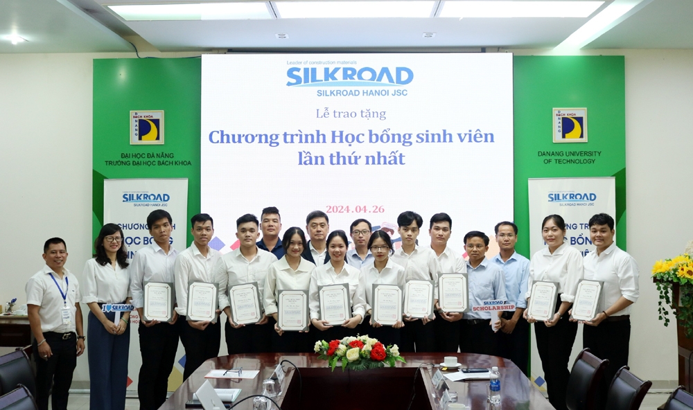 Công ty Cổ phần SILKROAD Hà Nội trao tặng học bổng cho sinh viên Việt Nam