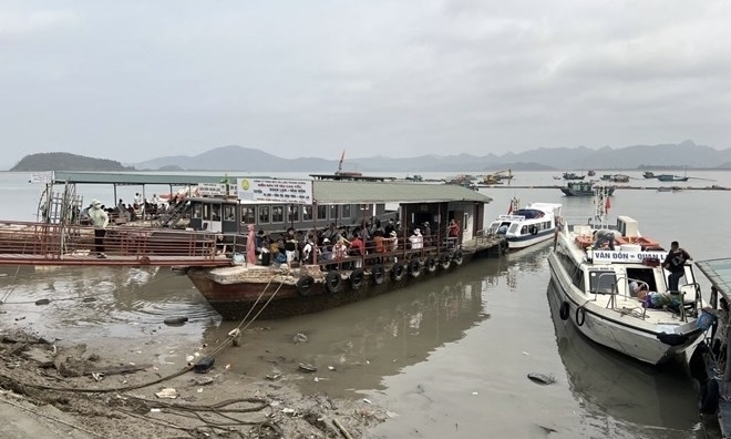 Quảng Ninh: Huyện Vân Đồn bàn giải pháp đưa đón khách du lịch đến đảo Quan Lạn khi mực nước thủy triều xuống thấp