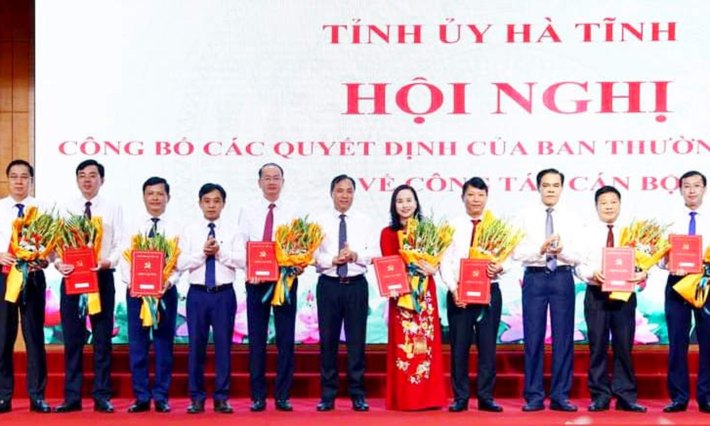 Hà Tĩnh: Công bố các quyết định luân chuyển, điều động, bổ nhiệm cán bộ