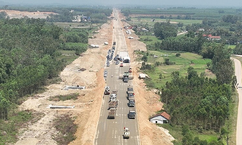 Bình Định: Xử lý triệt để các phương tiện chở vật liệu xây dựng thi công cao tốc gây mất an toàn