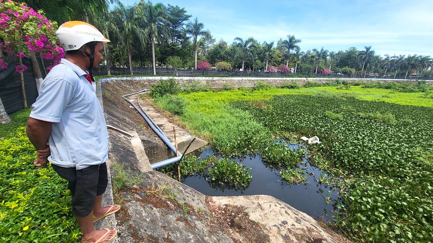 Nạo vét, làm sạch hồ điều hòa ô nhiễm nhất thành phố Quảng Ngãi