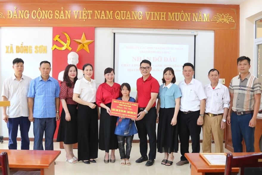 Hạ Long: Đảng viên doanh nghiệp tư nhân đỡ đầu học sinh nghèo