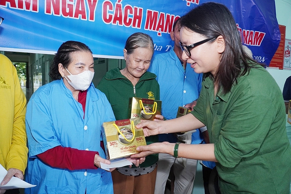 Chi hội Nhà báo Văn phòng đại diện, Thường trú tại Khánh Hòa tặng 50 suất quà cho bệnh nhân khó khăn