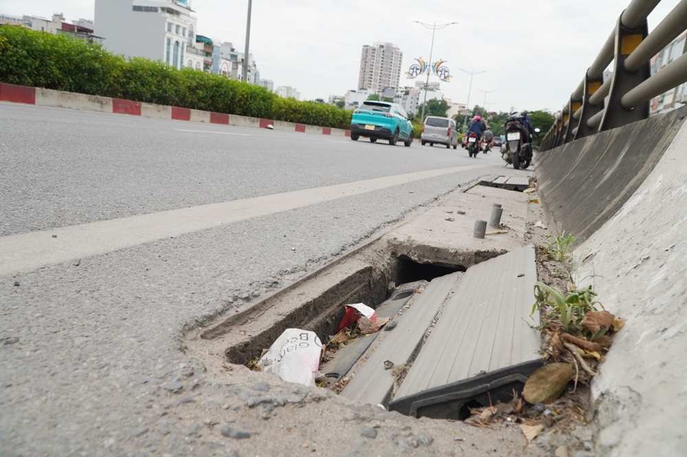 Hà Nội: Nắp cống trên đường Vành đai 2 xuống cấp, giăng “bẫy” người đi đường