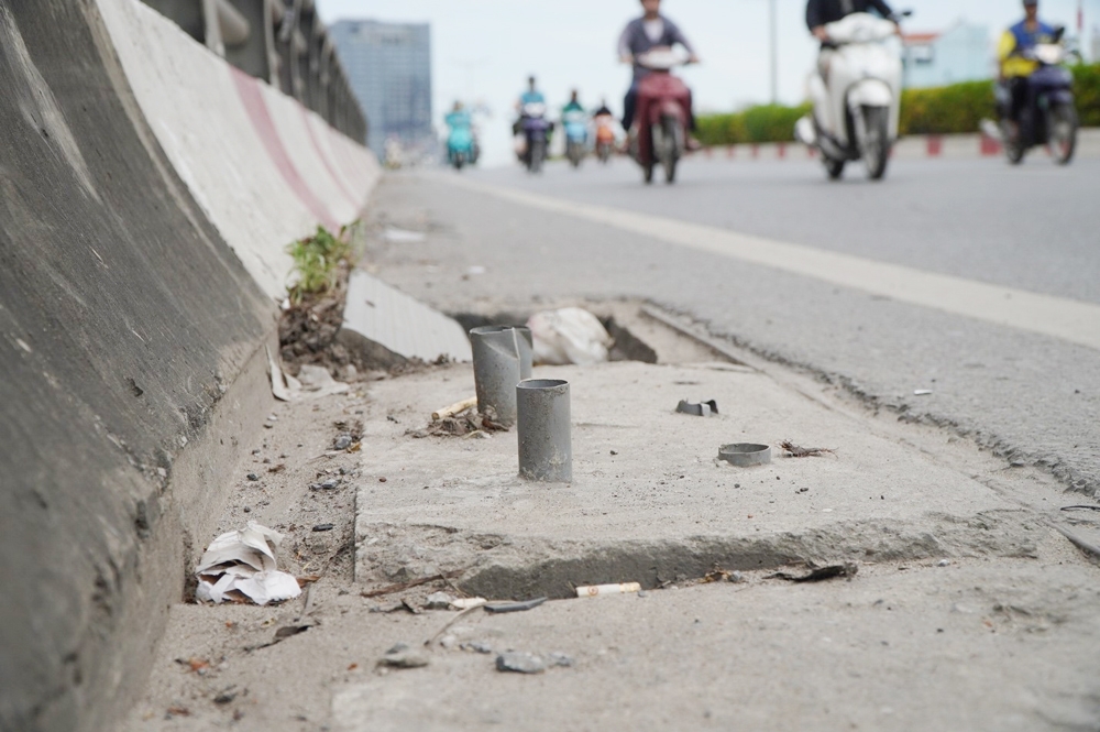 Hà Nội: Nắp cống trên đường Vành đai 2 xuống cấp, giăng “bẫy” người đi đường