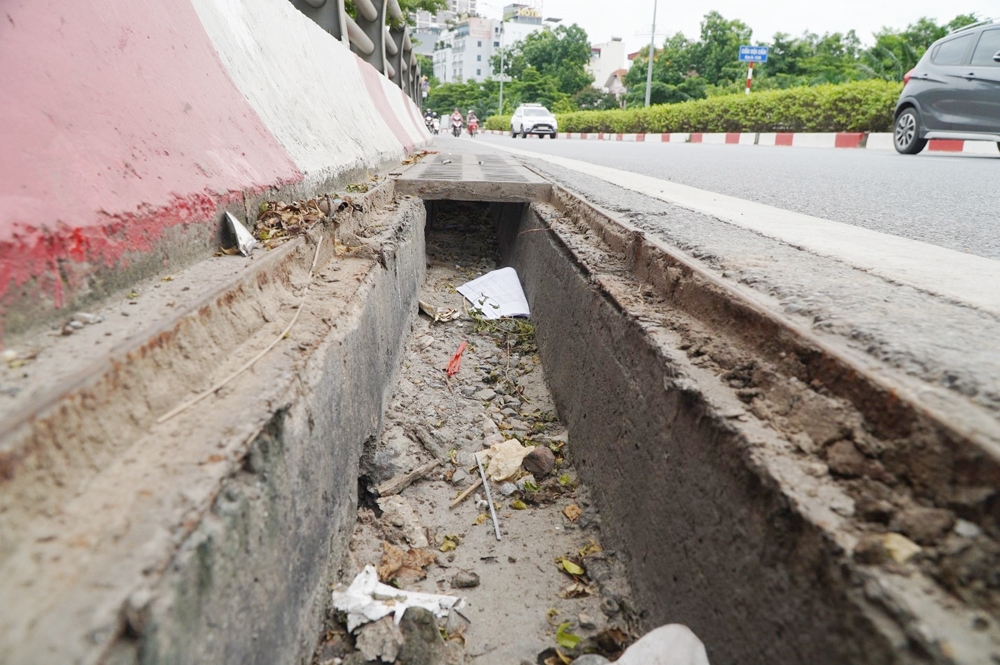 Hà Nội: Nắp cống trên đường Vành đai 2 xuống cấp, giăng “bẫy” người đi đường