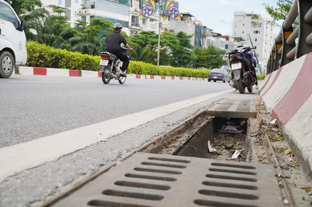 Hà Nội: Nắp cống trên đường Vành đai 2 xuống cấp, giăng “bẫy” người đi đường