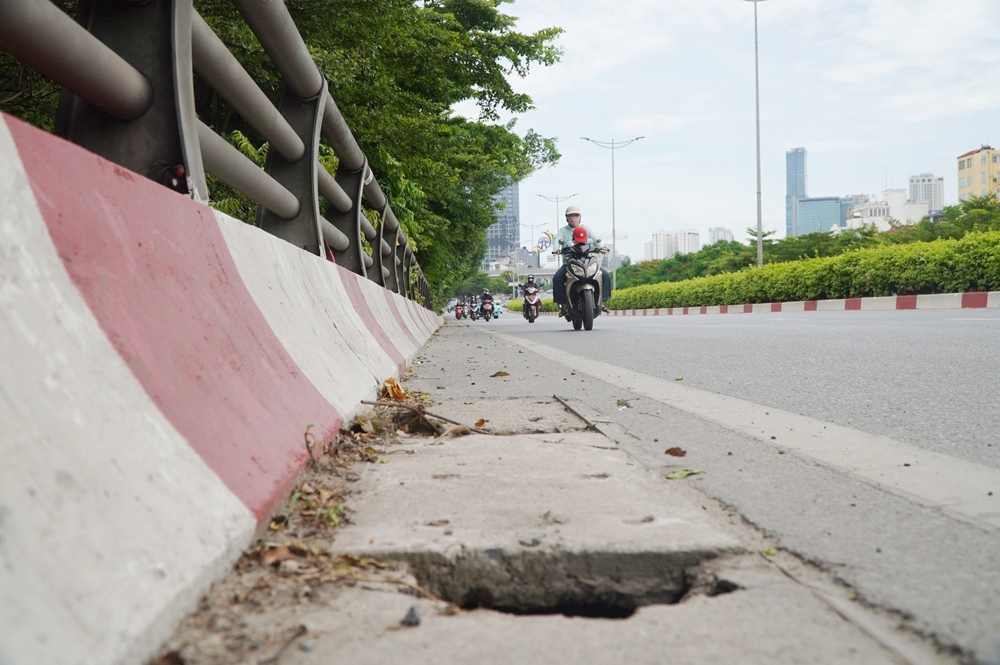 Hà Nội: Nắp cống trên đường Vành đai 2 xuống cấp, giăng “bẫy” người đi đường