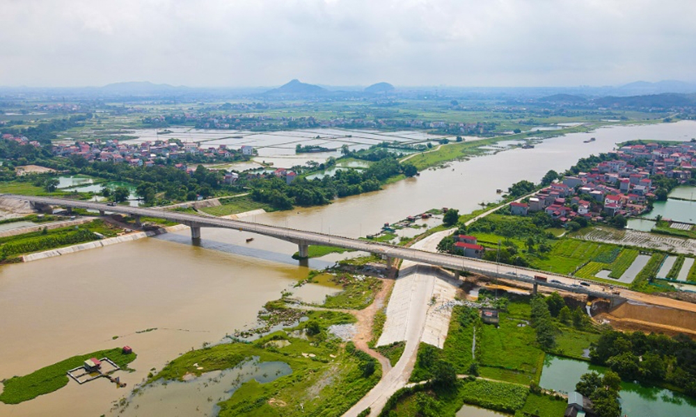 Bắc Giang: Cầu hoàn thành gần 1 năm nhưng người dân qua sông vẫn phải “lụy đò”