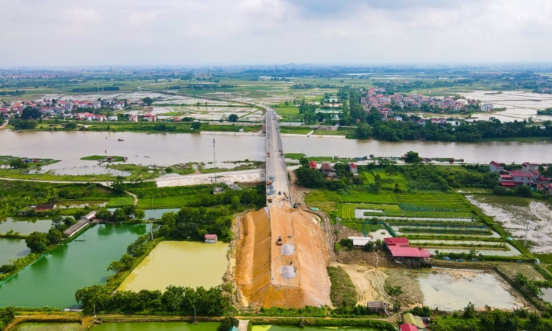 Bắc Giang: Cầu hoàn thành gần 1 năm nhưng người dân qua sông vẫn phải “lụy đò”