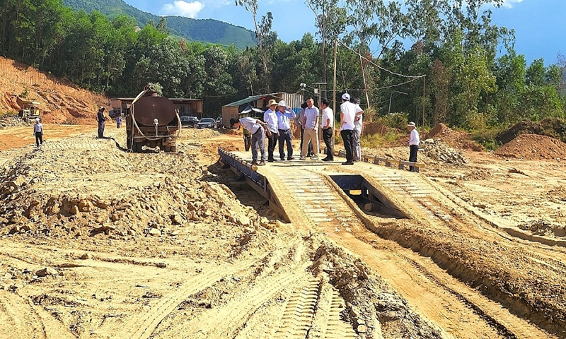 Quảng Ngãi: Đoàn liên ngành kiểm tra thực địa mỏ đất của Công ty TNHH Phú Điền