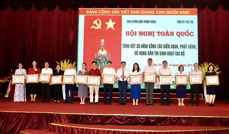 Hội nghị toàn quốc tổng kết 35 năm công tác biên soạn, phát hành, sử dụng Bản tin sinh hoạt Chi bộ